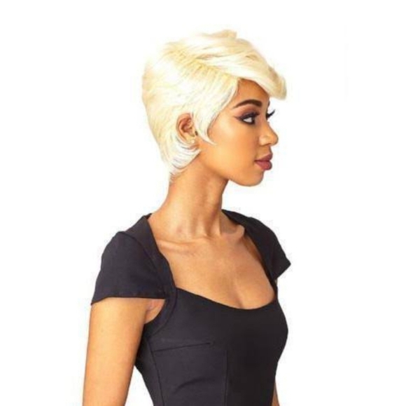 Short Blonde Wig - Picture 7 of 8